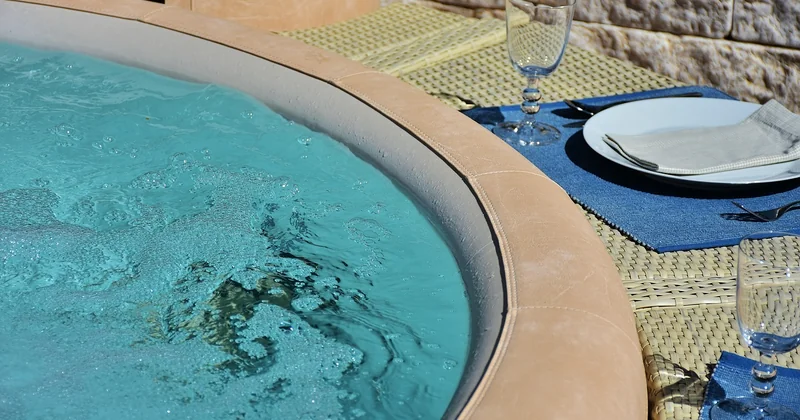 Nuit dans une bulle avec jacuzzi privatif : le vrai luxe ou le piège à touristes ?
